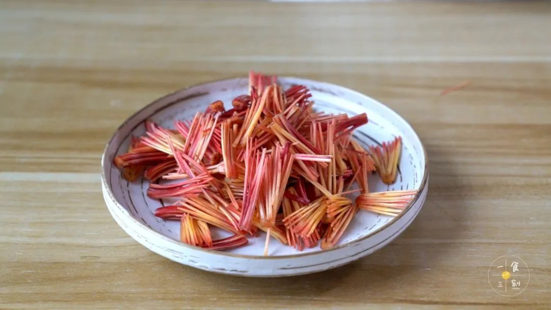 剪掉花蕊底部以及顶端的小黑头，只取中间一小段