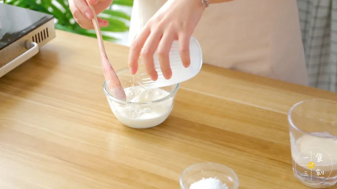 将玉米淀粉和牛奶倒入碗中，搅拌均匀