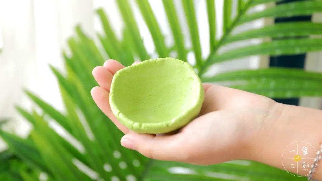 取一个面团，用掌心压扁，慢慢揉成小碗状，放入鲜奶馅，捏圆