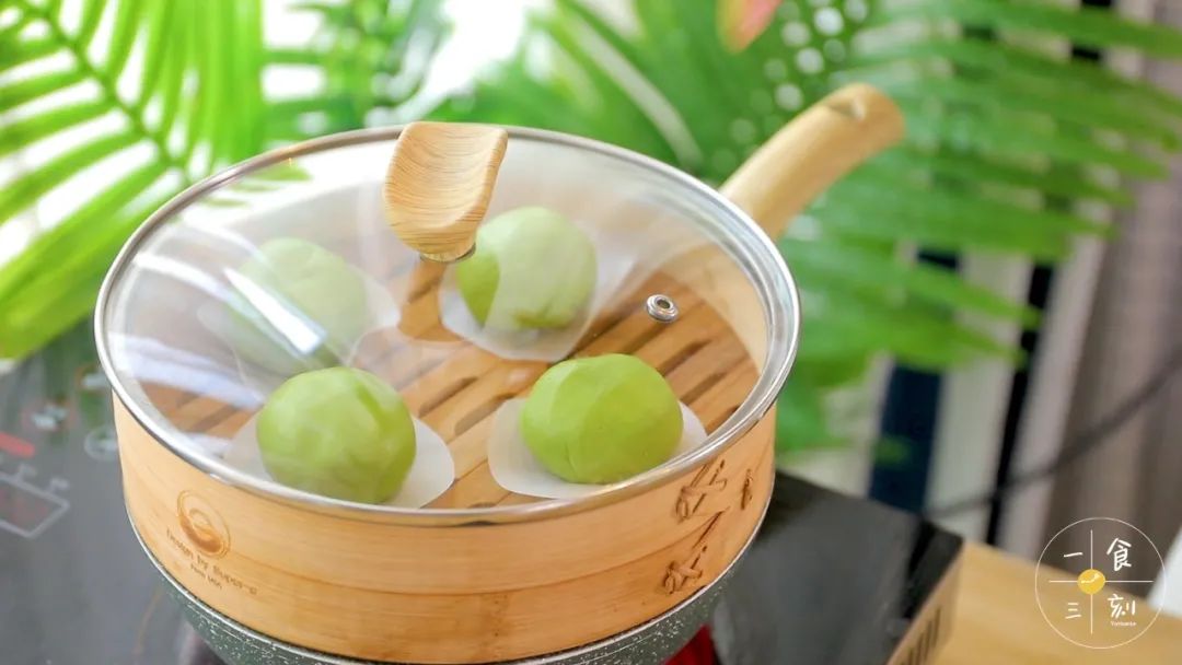 放入蒸笼，水开后，蒸12-15分钟