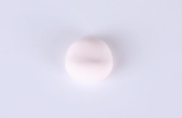 步骤2：然后用工具压出脸部的大体雏形。