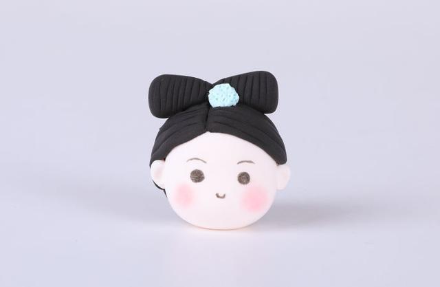 步骤6：把发髻以及其他装饰粘好。