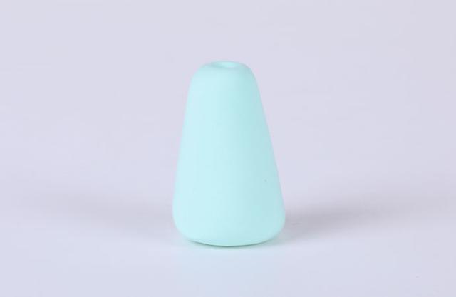 步骤7：用湖水蓝色粘土做一个圆台的形状，然后在顶部压出凹陷。