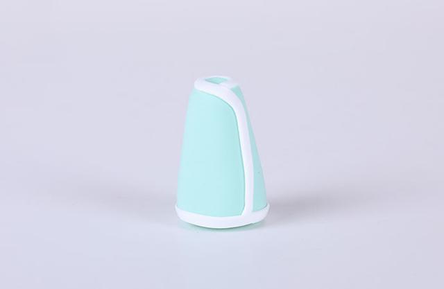 步骤9：把白色的长条状装饰在衣服的围边上，如上图所示。