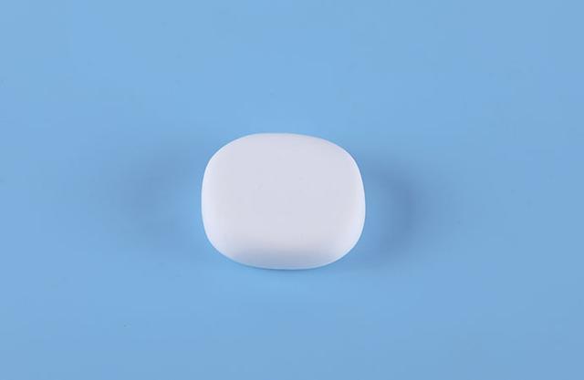 步骤1：首先我们用白色粘土做一个扁一些的长方体，作为沙发坐垫。