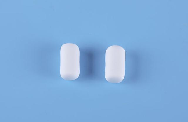 步骤2：然后用白色粘土揉两个圆柱作为沙发的扶手。