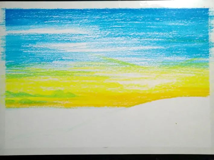 步骤1：首先我们用深蓝、天蓝、和柠檬黄颜色的油画棒，绘制出天空的渐变颜色。