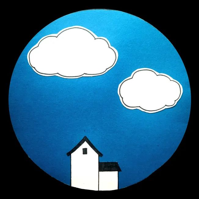 步骤3：把在素描纸上画好的一高一矮房屋剪下，粘贴到蓝色卡纸两朵白云下方。
