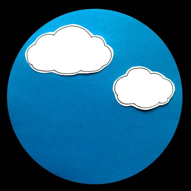 步骤2：接着我们将一大一小两朵白云留白边剪下，并粘贴到圆形蓝色卡纸上（注意位置错落，不要平齐，可以让画面避免呆板）。