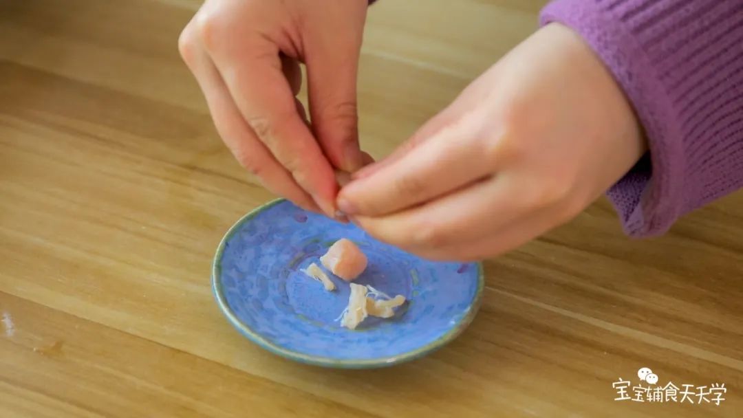 第2步：干贝提前浸泡后撕碎