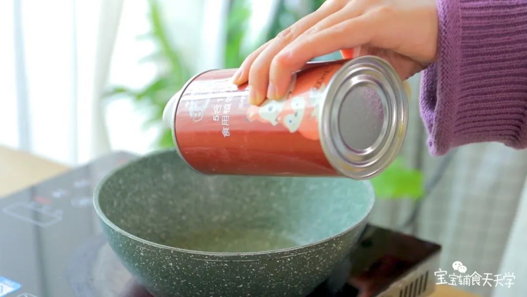 第4步：热锅，加入少许热炒油，把干贝炒香