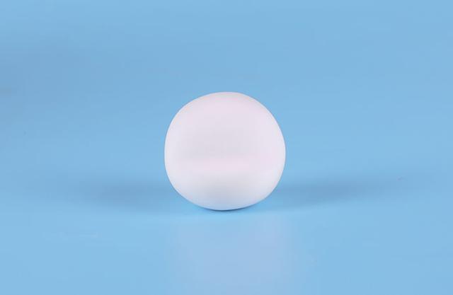 步骤1：首先我们用白色粘土揉一个圆球。