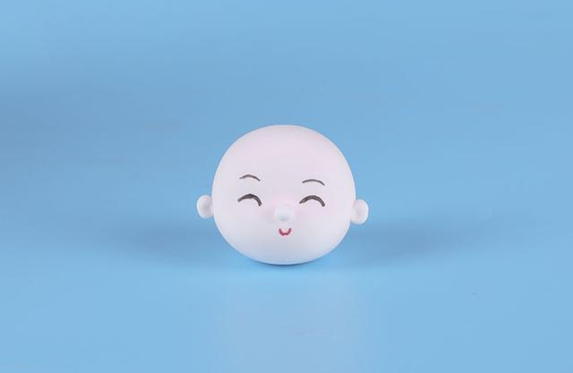 步骤3：把耳朵和鼻子粘好，然后用笔画出眼睛眉毛和嘴巴。