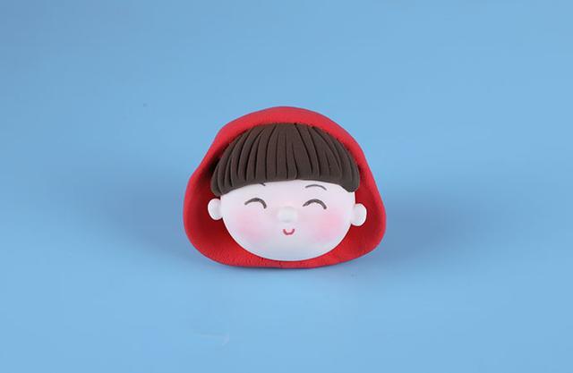 步骤7：把红色的帽子扣到小红帽头上。