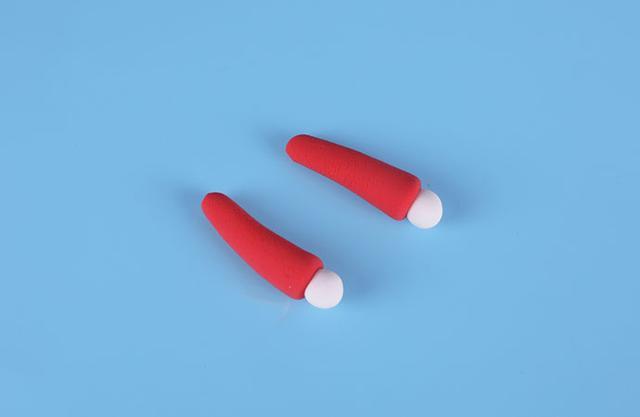 步骤16：用大红色和白色粘土做出小红帽的胳膊。