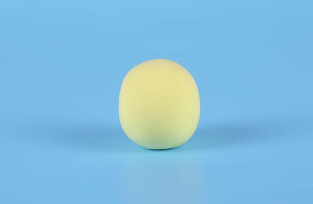 步骤1：首先我们用柠檬黄色粘土揉一个圆球。