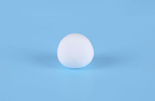 步骤1：首先我们用白色粘土揉一个圆球。