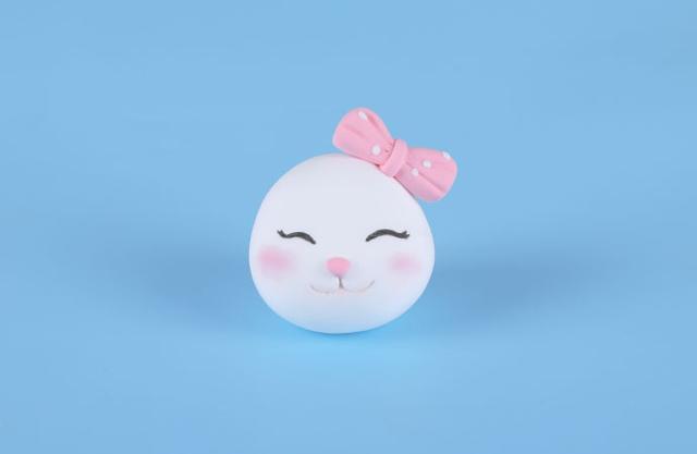 步骤3：把蝴蝶结和小鼻子粘好，然后画出眼睛和嘴巴，最后涂上腮红。