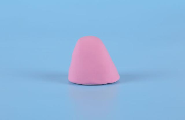 步骤6：用洋红色的粘土做一个圆台的形状做小兔子的裙子。