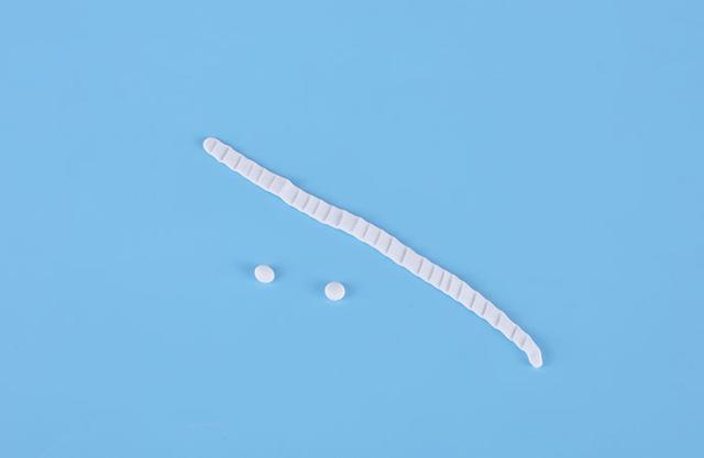 步骤7：按照上图的样子左出裙子上面的装饰。