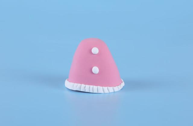 步骤8：把装饰物粘到裙子上面。