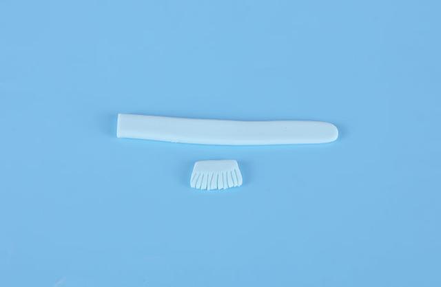 步骤9：按照上图的样子用湖水蓝色做出围巾的部件。