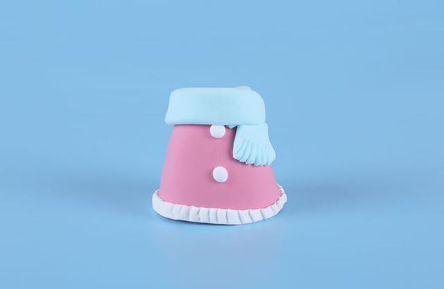 步骤10：把蓝色围巾粘好。