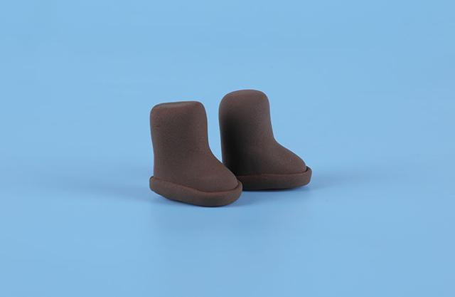 步骤12：用咖啡色粘土做出两只靴子，如上图所示。