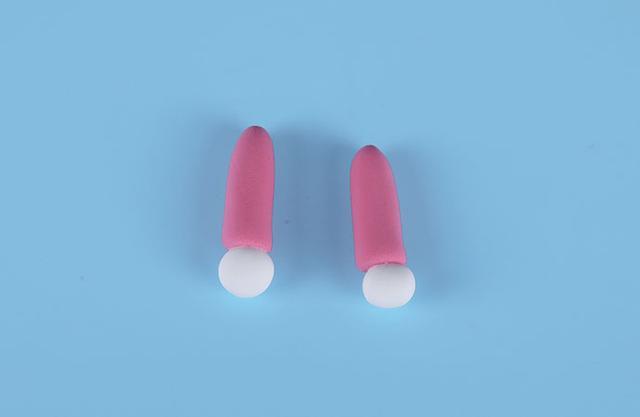 步骤14：最后用洋红色和白色粘土做出小兔子的胳膊。