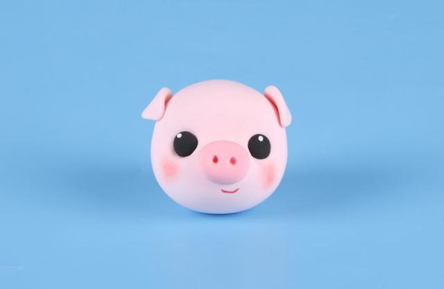 步骤3：把做好的眼睛、鼻子、小耳朵粘好，然后用红色笔画出嘴巴，再涂上小腮红。