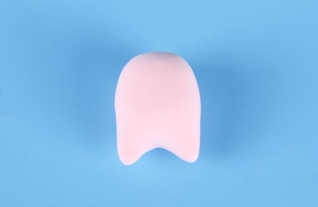 步骤6：按照上图的样子用淡粉色粘土做出身体。