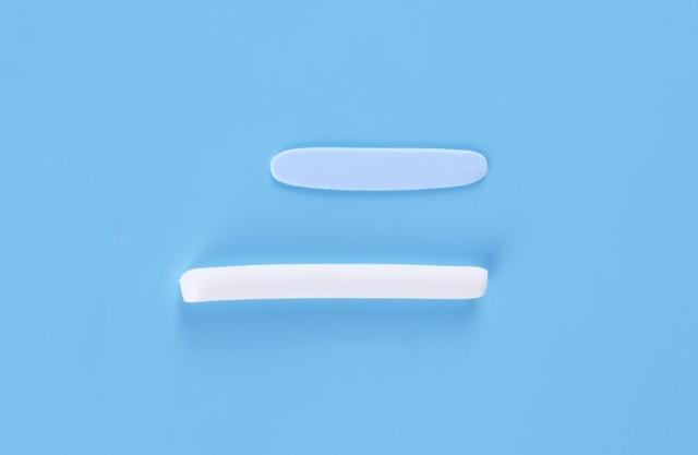 步骤8：现在我们来做游泳圈，白色粘土揉一根细条，蓝色粘土做长条的薄片。