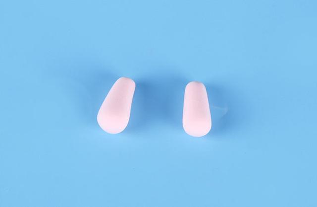 步骤11：最后用淡粉色粘土做出两个小圆柱作为小猪的胳膊，如上图所示。