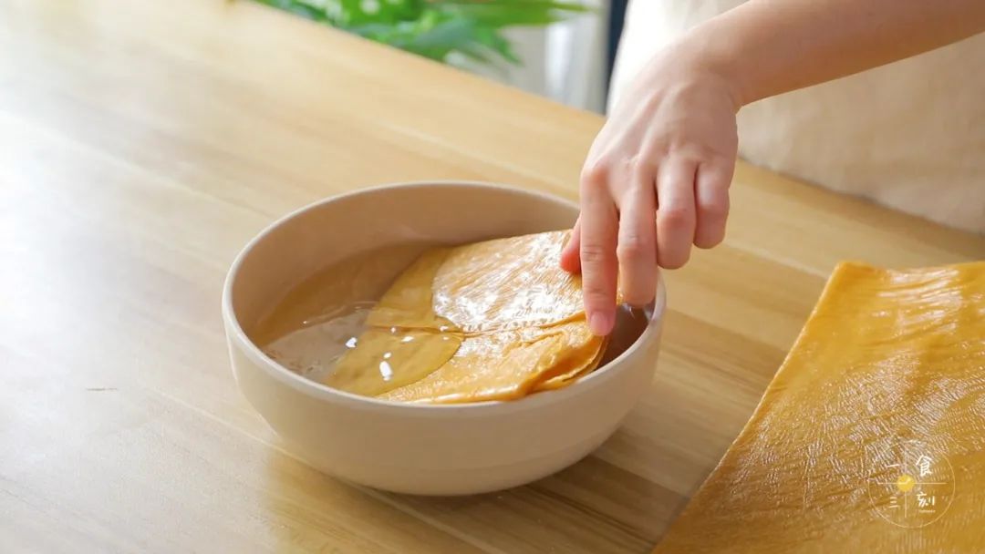 把豆腐皮浸泡至变软