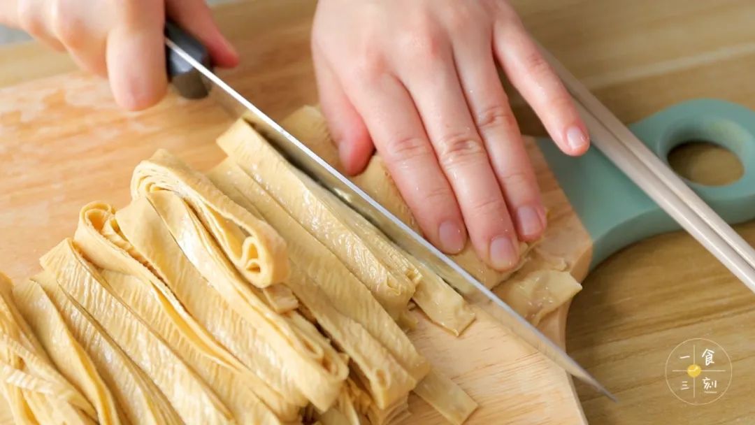 浸泡好的腐皮切粗丝