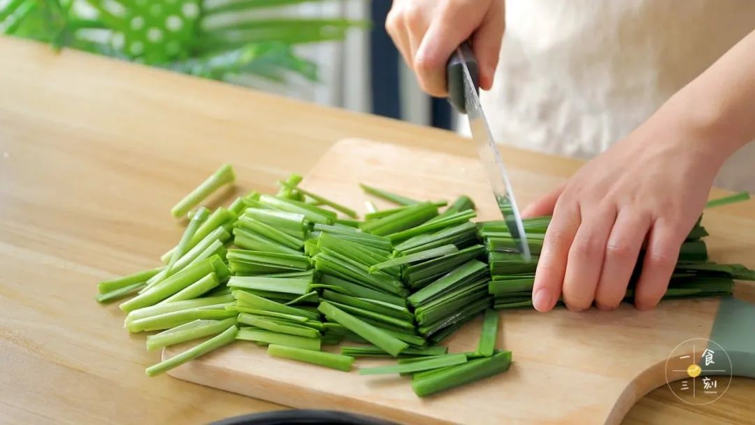 韭菜切小段
