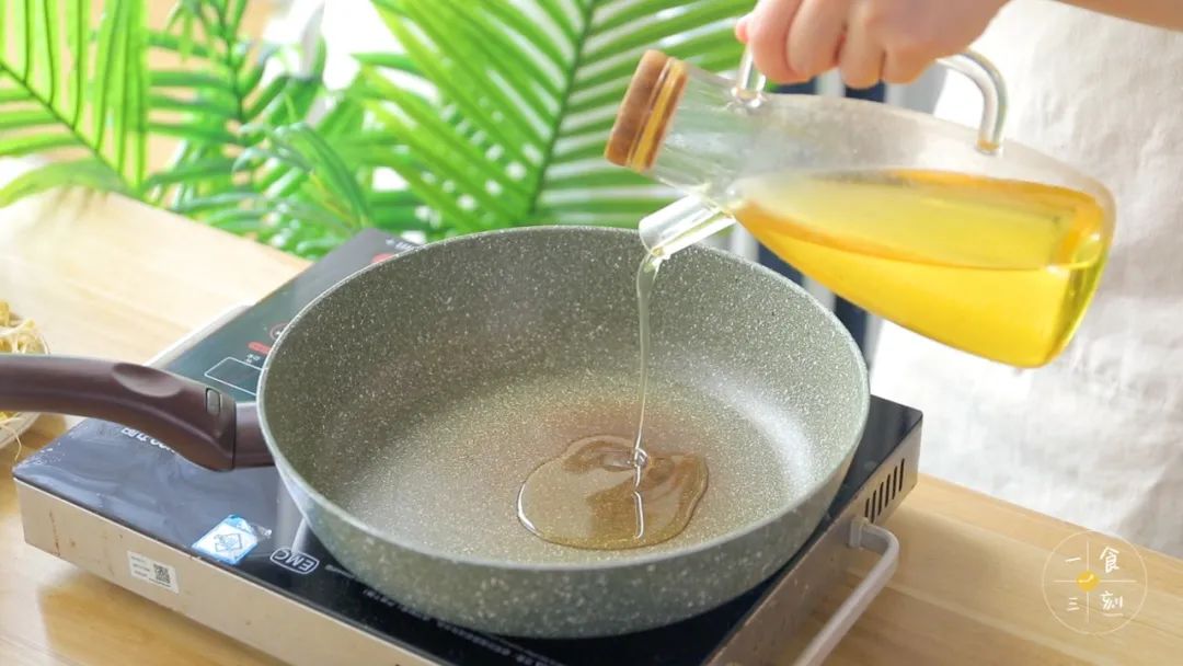 热锅，加入适量的油，把蒜蓉、辣椒炒香