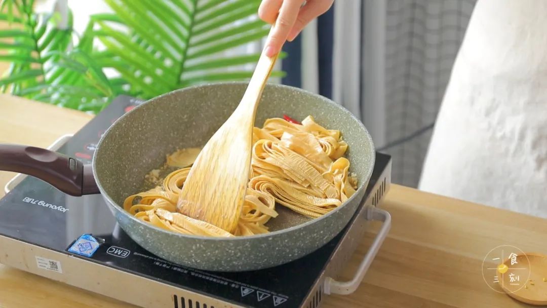 加入豆腐皮炒软