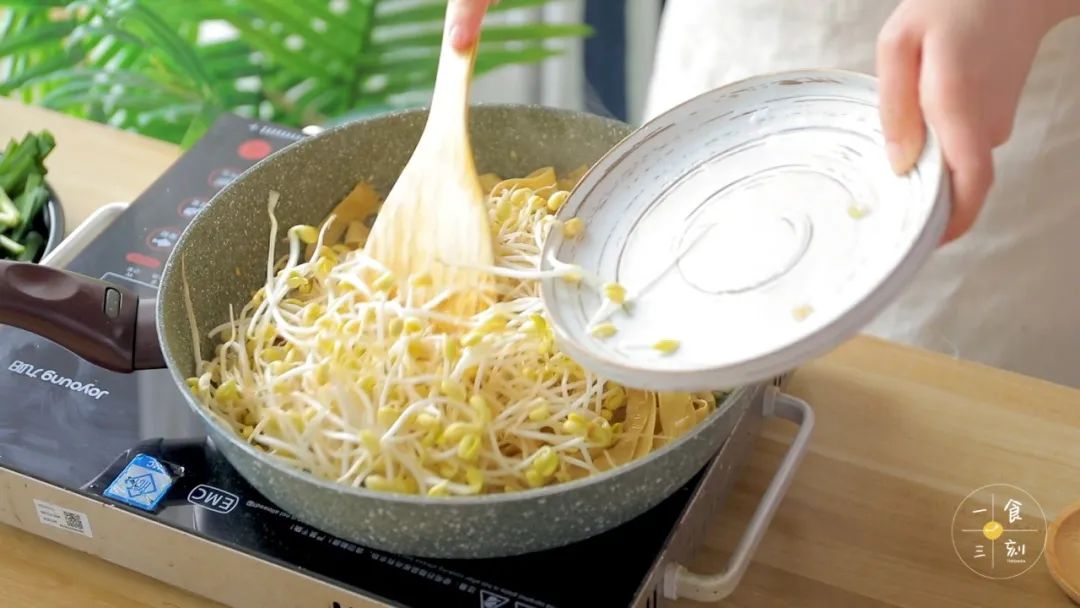 加入豆芽、韭菜，炒均匀