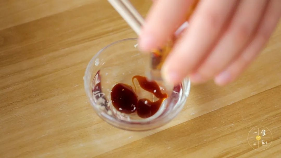 蚝油加入少许水混合，倒入锅中