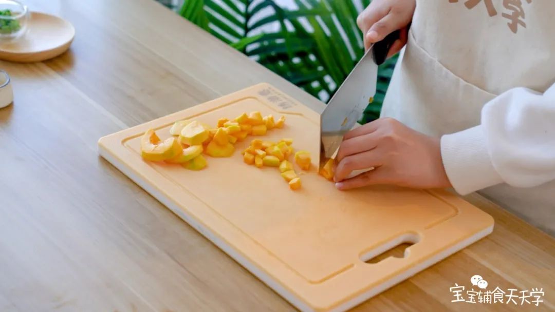 把南瓜洗净去皮，切成小方块