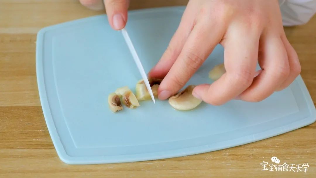 第2步：把口蘑、牛肉切小块