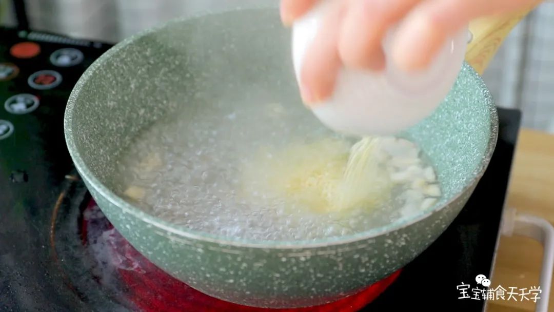 第5步：倒入粒粒面，煮至软熟