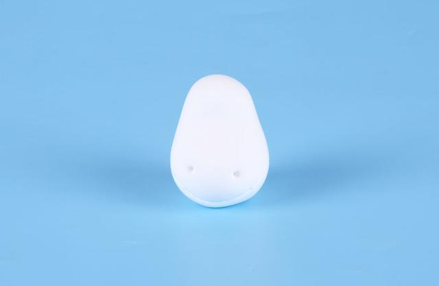 步骤1：首先我们用白色粘土做出小鹿的头部，如上图所示。然后用工具戳出鼻孔划出嘴巴。