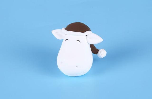 步骤3：然后做一个咖啡色的圣诞帽。