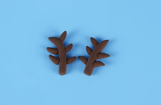 步骤4：按照上图的样子用咖啡色粘土做出鹿角。