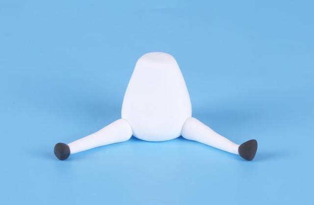 步骤8：把腿粘到身体上并做好造型。