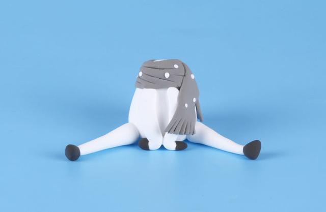 步骤10：用灰色粘土做一个围巾给麋鹿围上，上面点缀上白色的小圆点，如上图所示。