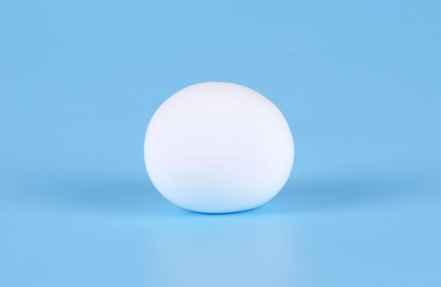 步骤1：首先我们用白色粘土揉一个圆球。