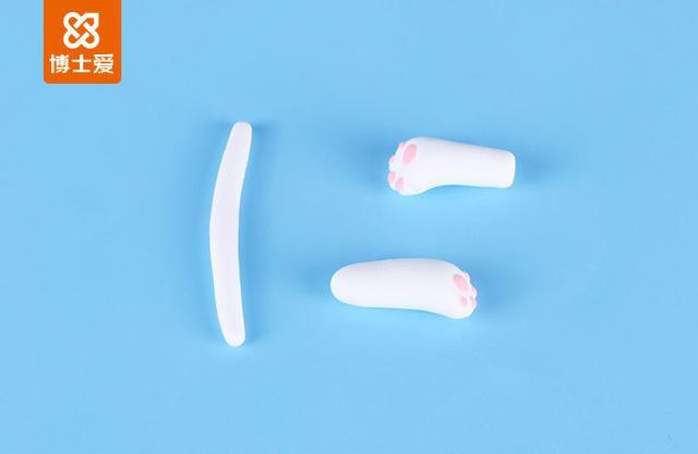 步骤7：白色粘土和粉红色粘土做出小猫咪的胳膊，如上图所示，然后再用白色粘土揉一根细条做尾巴。